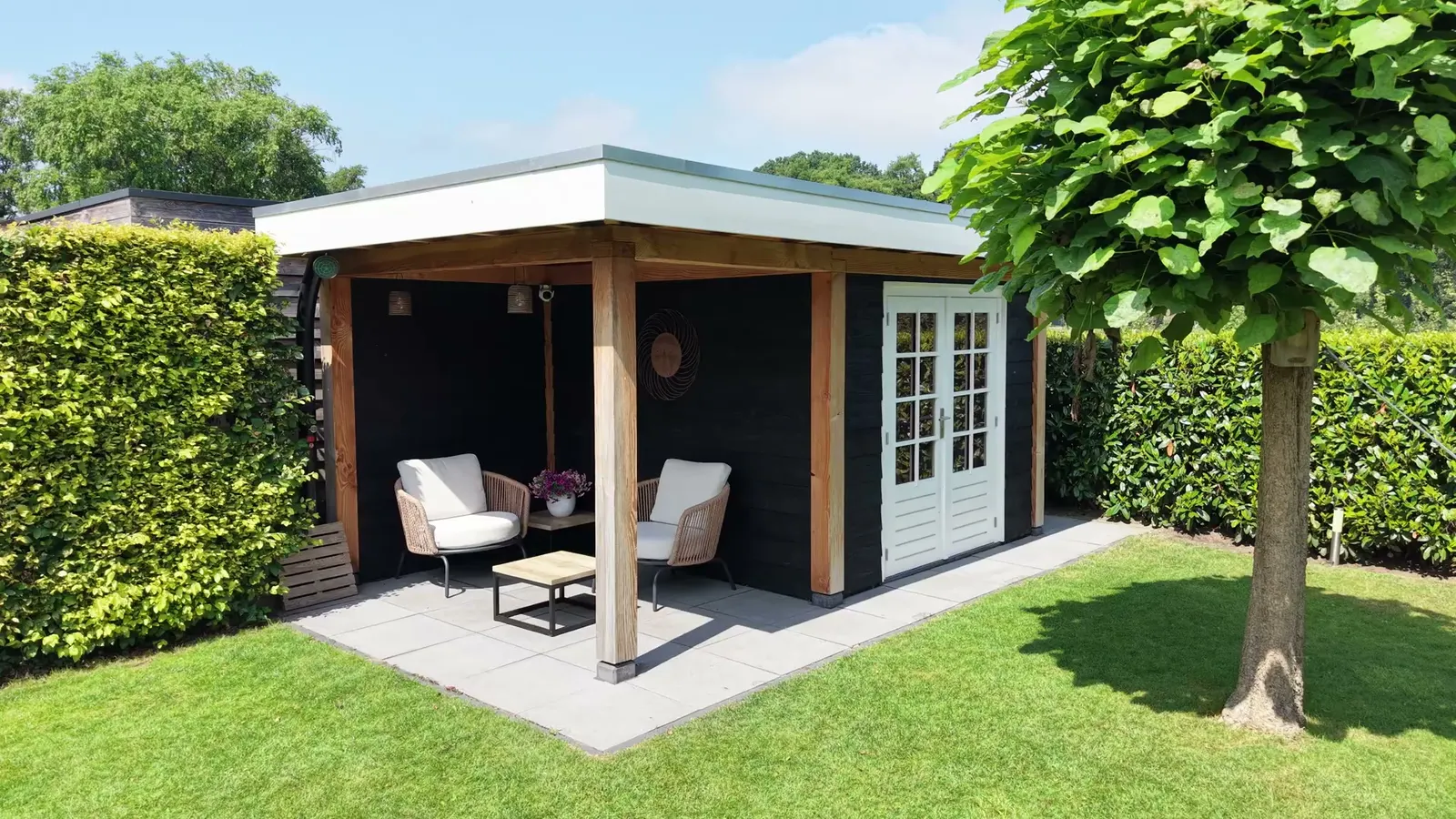 Zwarte tuinkamer met overkapping