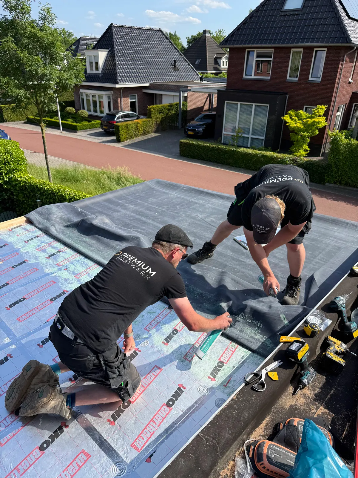 Het team van Premium Maatwerk aan het werk op een dak